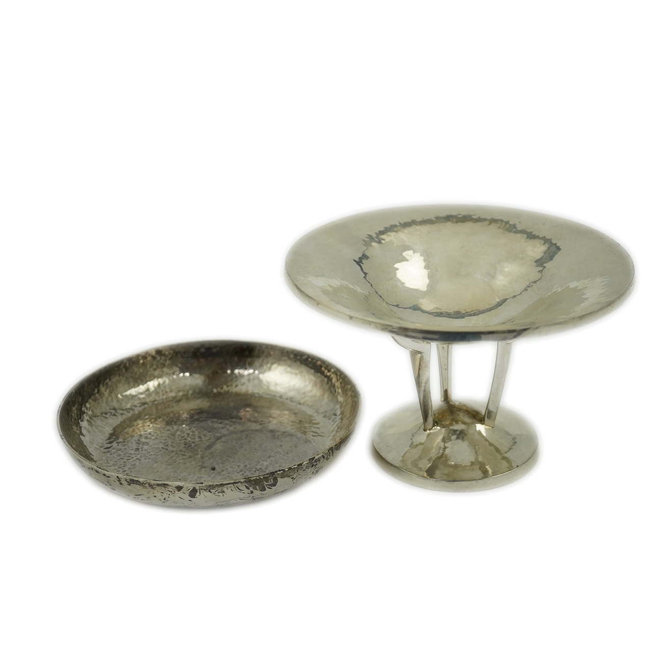 An Elizabeth II planished silver tazza, by Simone Genevieve Rutherford, on tripod supports, height 86mm and a similar planished shallow dish, London, 1997, 15.7oz. Condition - good